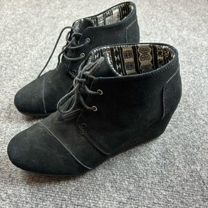 TOMS Women’s Black Suede Desert Wedge Ankle Bootie size: 12